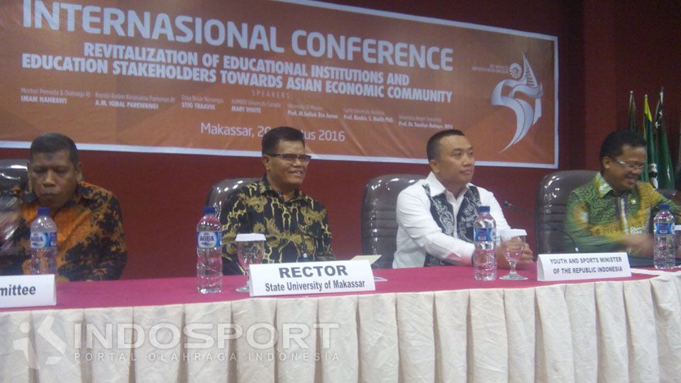 Imam Nahrawi hadir dalam acara International Conference di Makassar, Sabtu (20/08/16). Copyright: &copy; Muhammad Nur Basri/INDOSPORT